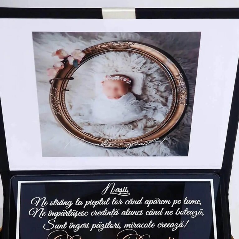 Cutie pentru cererea nasilor de botez din colectia Black Couture, decorata cu catifea neagra premium.