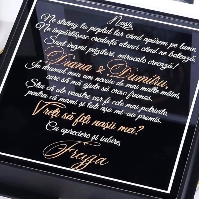 Cutie pentru cererea nasilor de botez din colectia Black Couture, decorata cu catifea neagra premium.