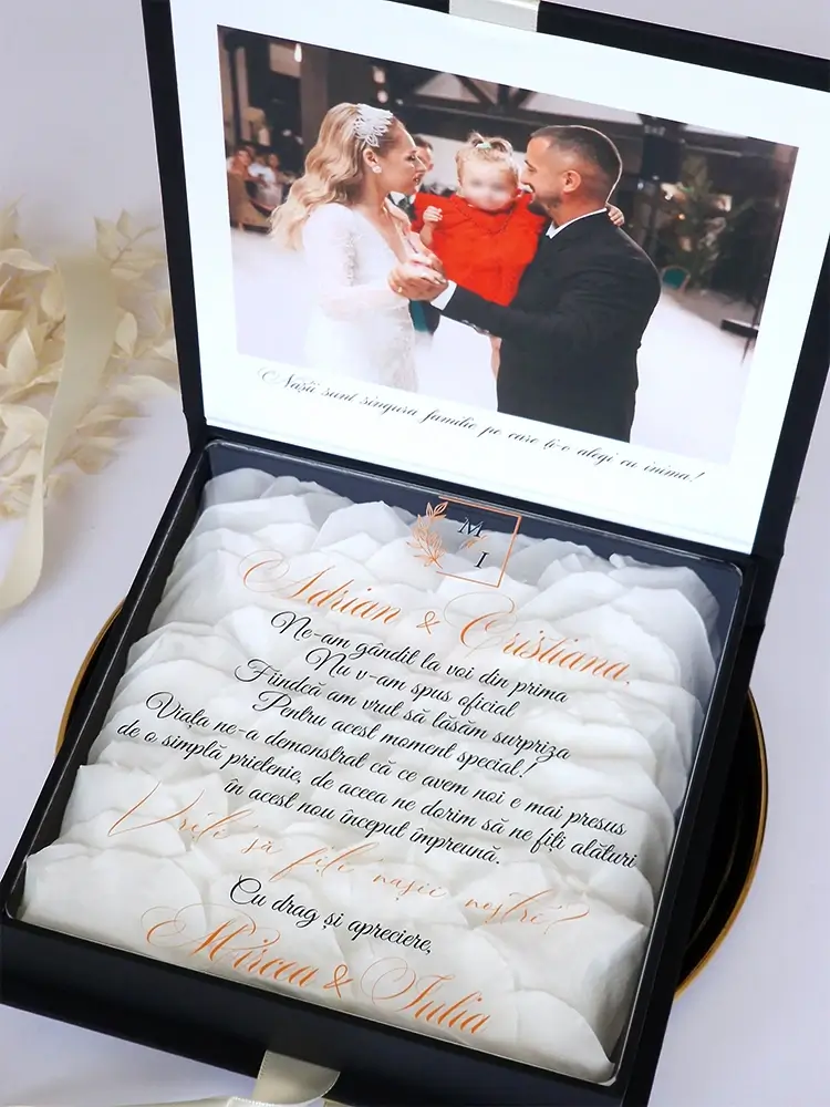 Cutie cerere nasi de cununie Black Couture White Roses Cutie cerere nasi de cununie Black Couture White Roses