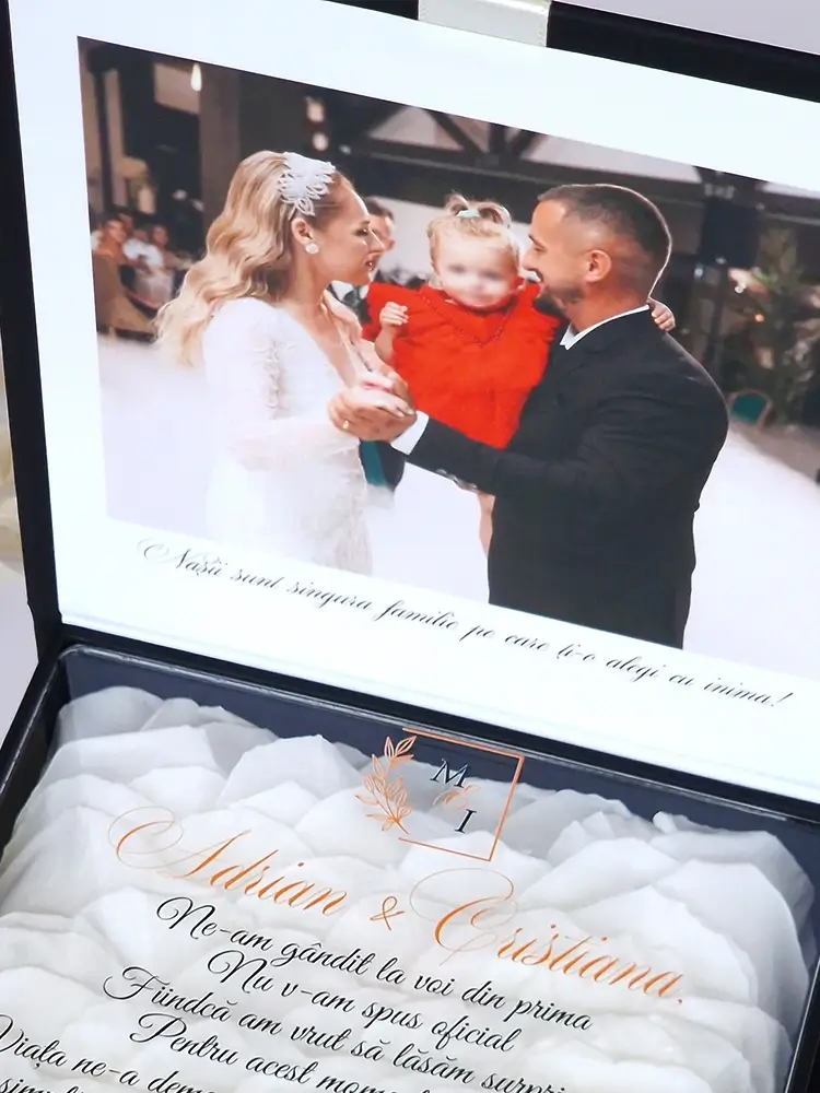 Cutie cerere nasi de cununie Black Couture White Roses Cutie cerere nasi de cununie Black Couture White Roses