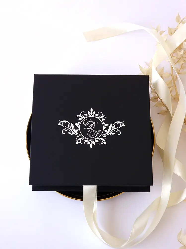 Cutie cerere nasi de cununie Black Couture White Roses