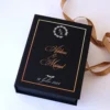 Cutie de cerere pentru nașii de cununie din colecția Black Couture Éternité Speciale, decorata cu licheni stabilizati si catifea premium.