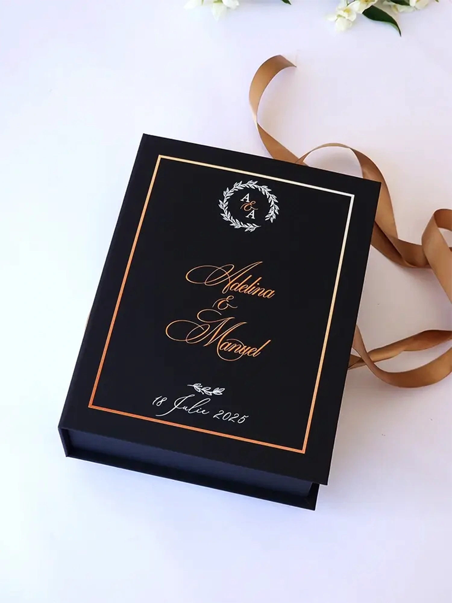 Cutie de cerere pentru nașii de cununie din colecția Black Couture Éternité Speciale, decorata cu licheni stabilizati si catifea premium.