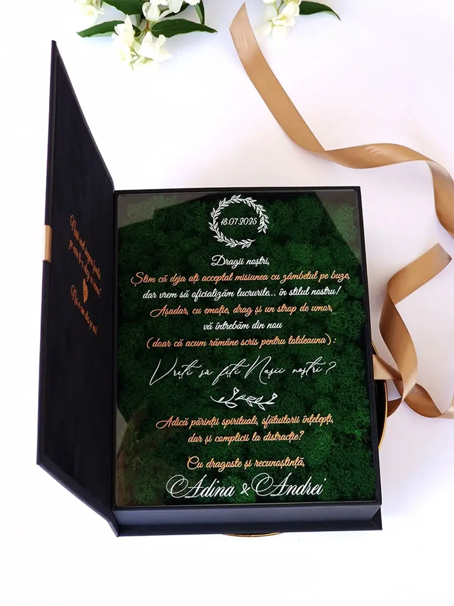 Cutie de cerere pentru nașii de cununie din colecția Black Couture Éternité Speciale, decorata cu licheni stabilizati si catifea premium.