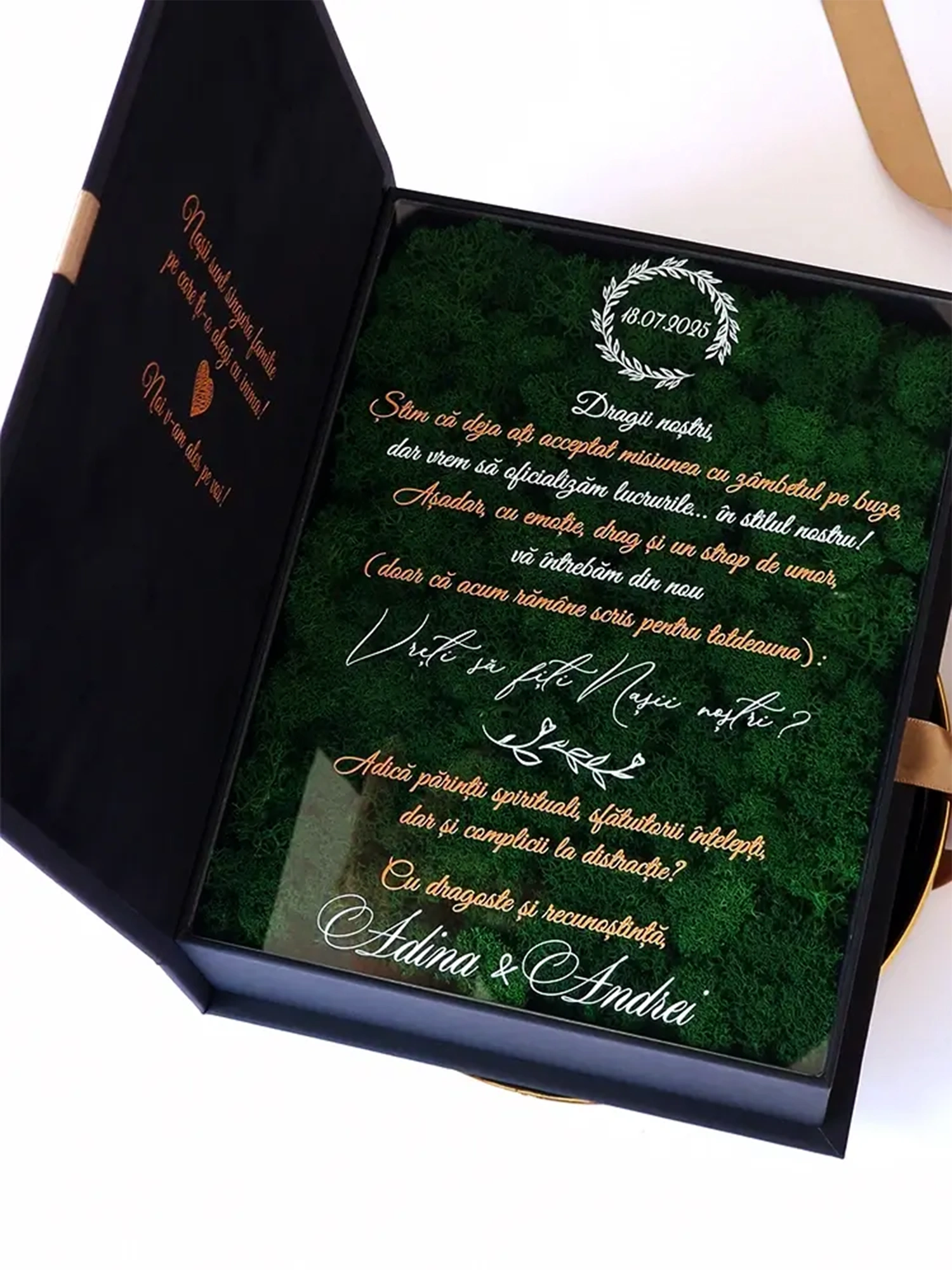 Cutie de cerere pentru nașii de cununie din colecția Black Couture Éternité Speciale, decorata cu licheni stabilizati si catifea premium.