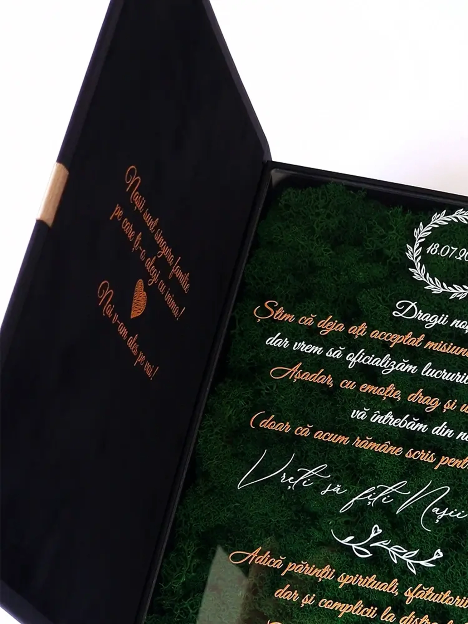 Cutie de cerere pentru nașii de cununie din colecția Black Couture Éternité Speciale, decorata cu licheni stabilizati si catifea premium.