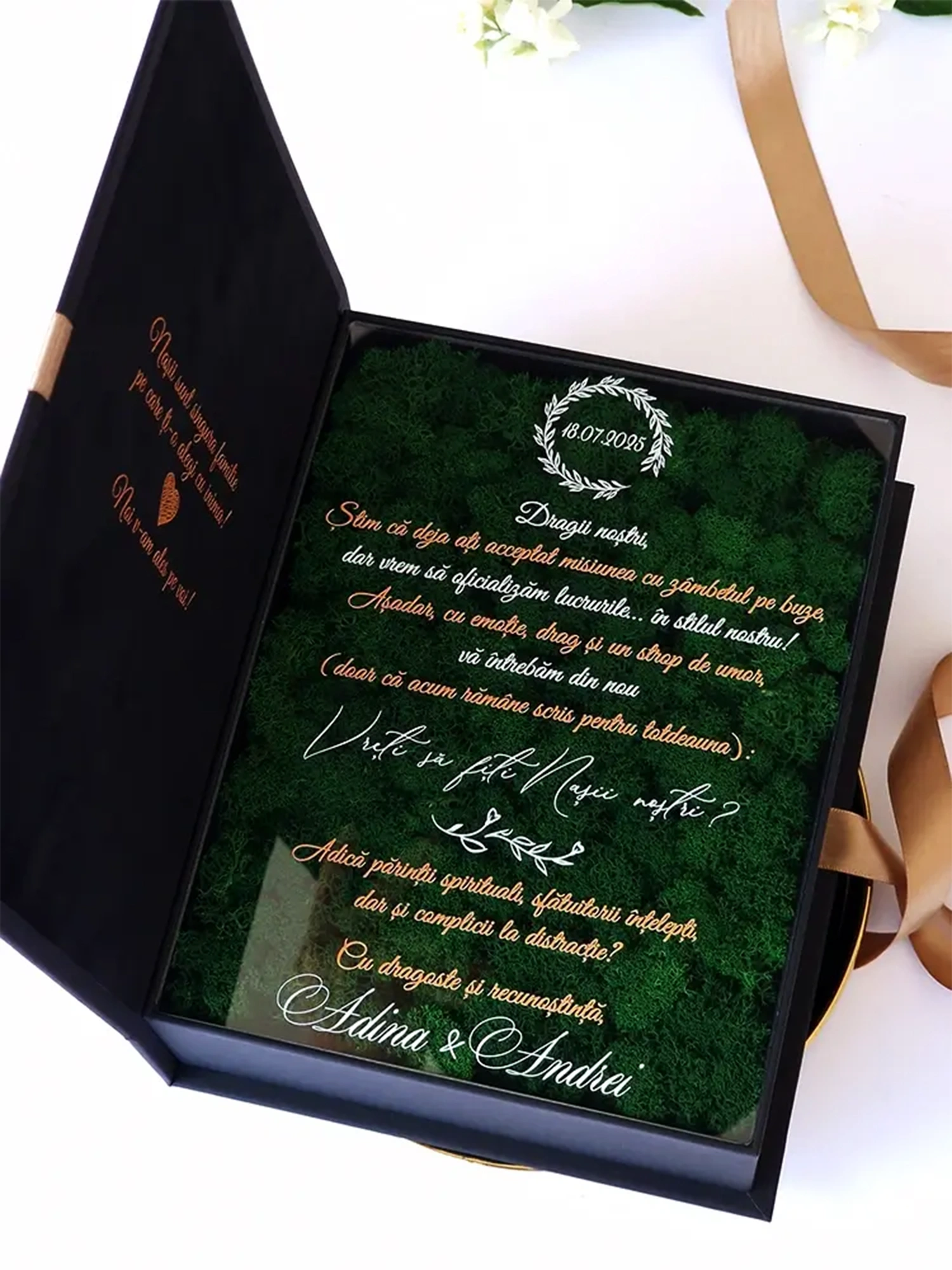 Cutie de cerere pentru nașii de cununie din colecția Black Couture Éternité Speciale, decorata cu licheni stabilizati si catifea premium.