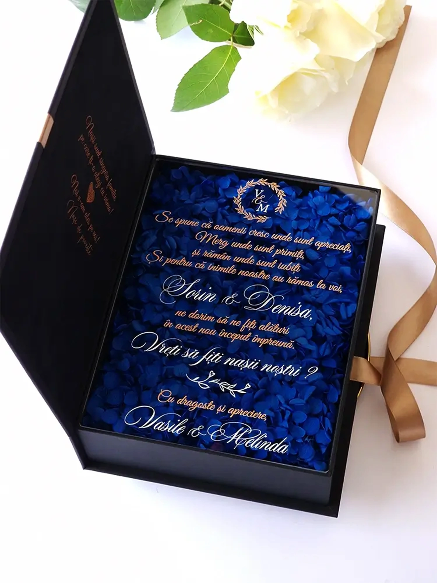 Black Couture Majesté Speciale No.2, cutie in editie speciala pentru cererea nasilor de cununie, decorata cu hortensie criogenata si catifea premium