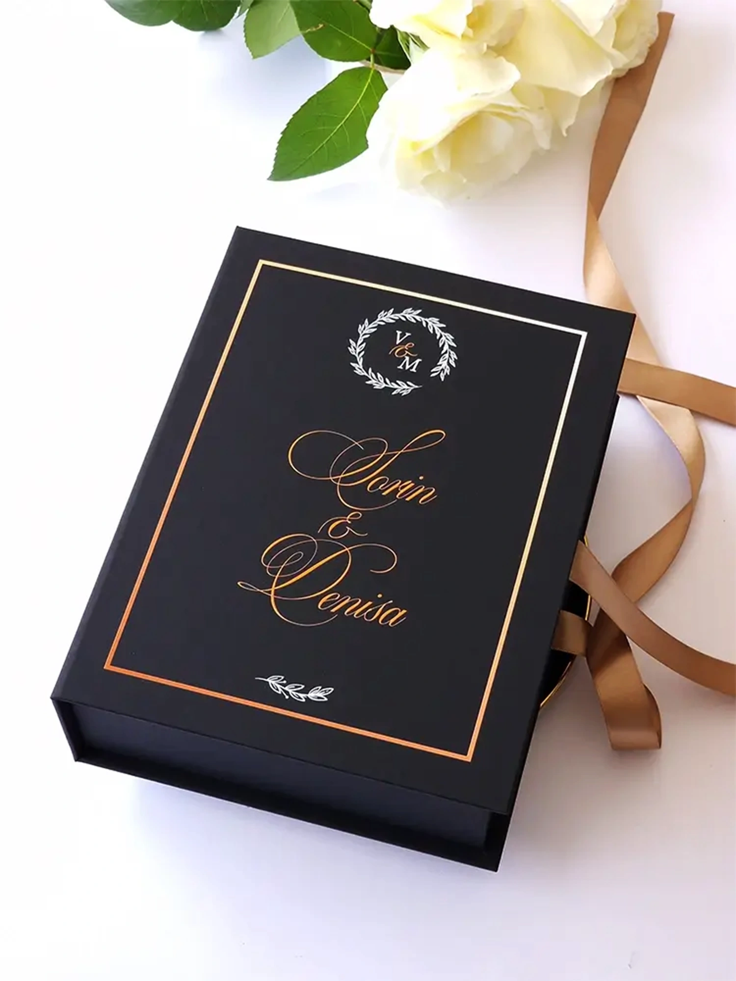 Black Couture Majesté Speciale No.2, cutie in editie speciala pentru cererea nasilor de cununie, decorata cu hortensie criogenata si catifea premium