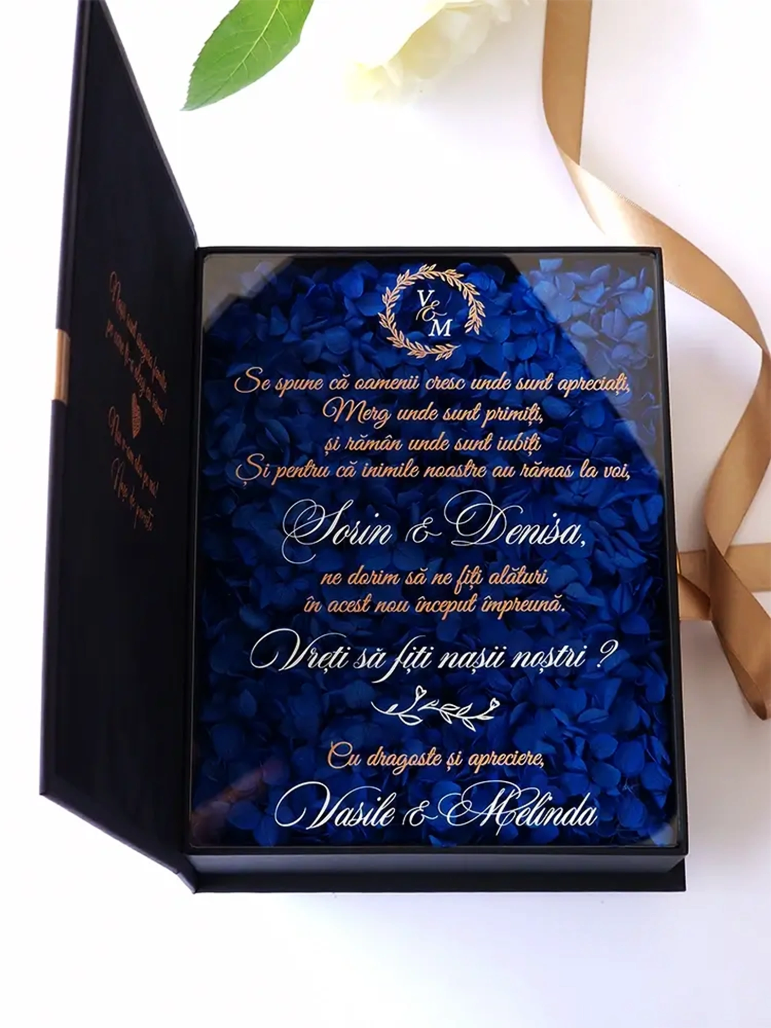 Black Couture Majesté Speciale No.2, cutie in editie speciala pentru cererea nasilor de cununie, decorata cu hortensie criogenata si catifea premium