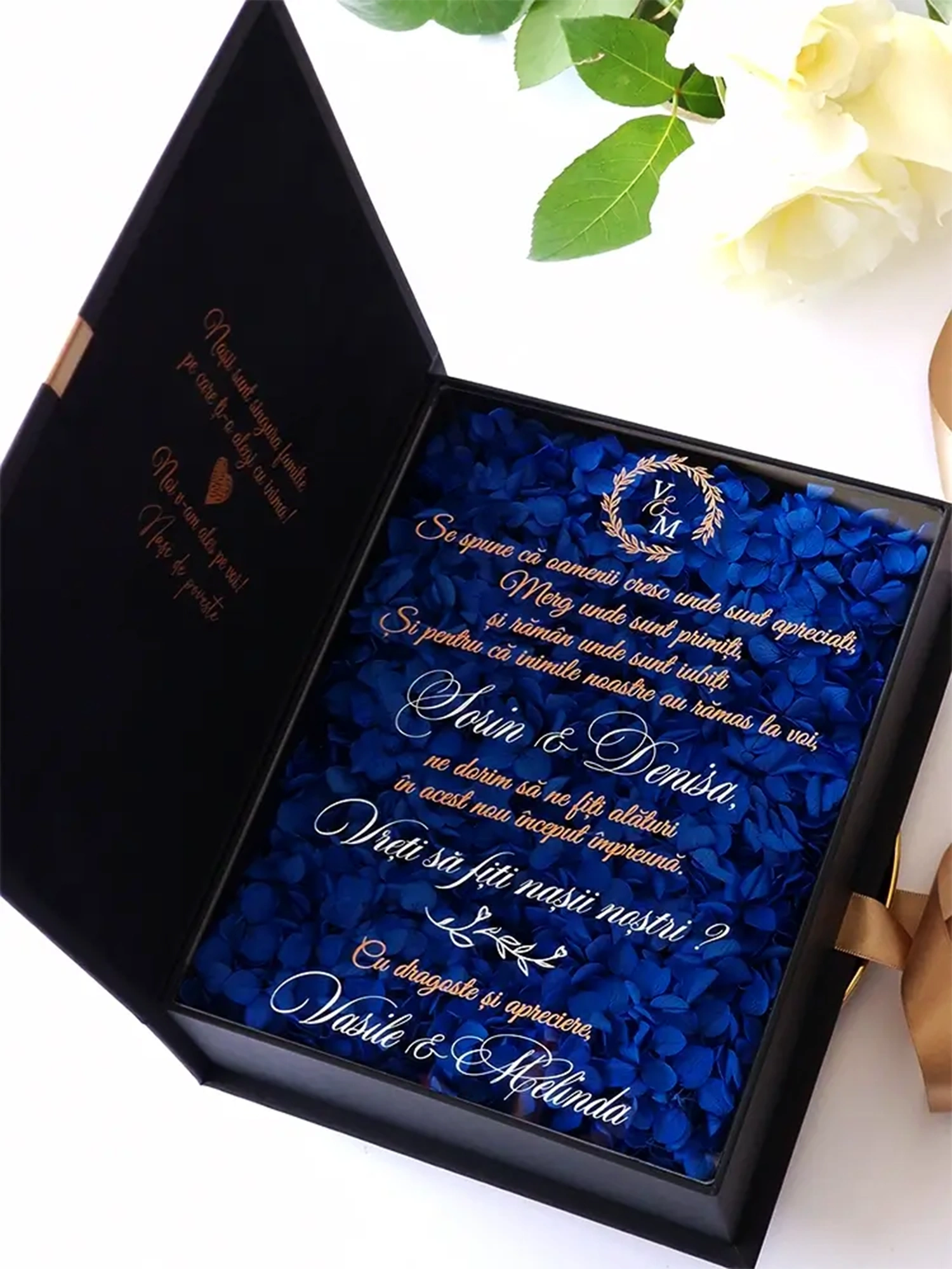 Black Couture Majesté Speciale No.2, cutie in editie speciala pentru cererea nasilor de cununie, decorata cu hortensie criogenata si catifea premium
