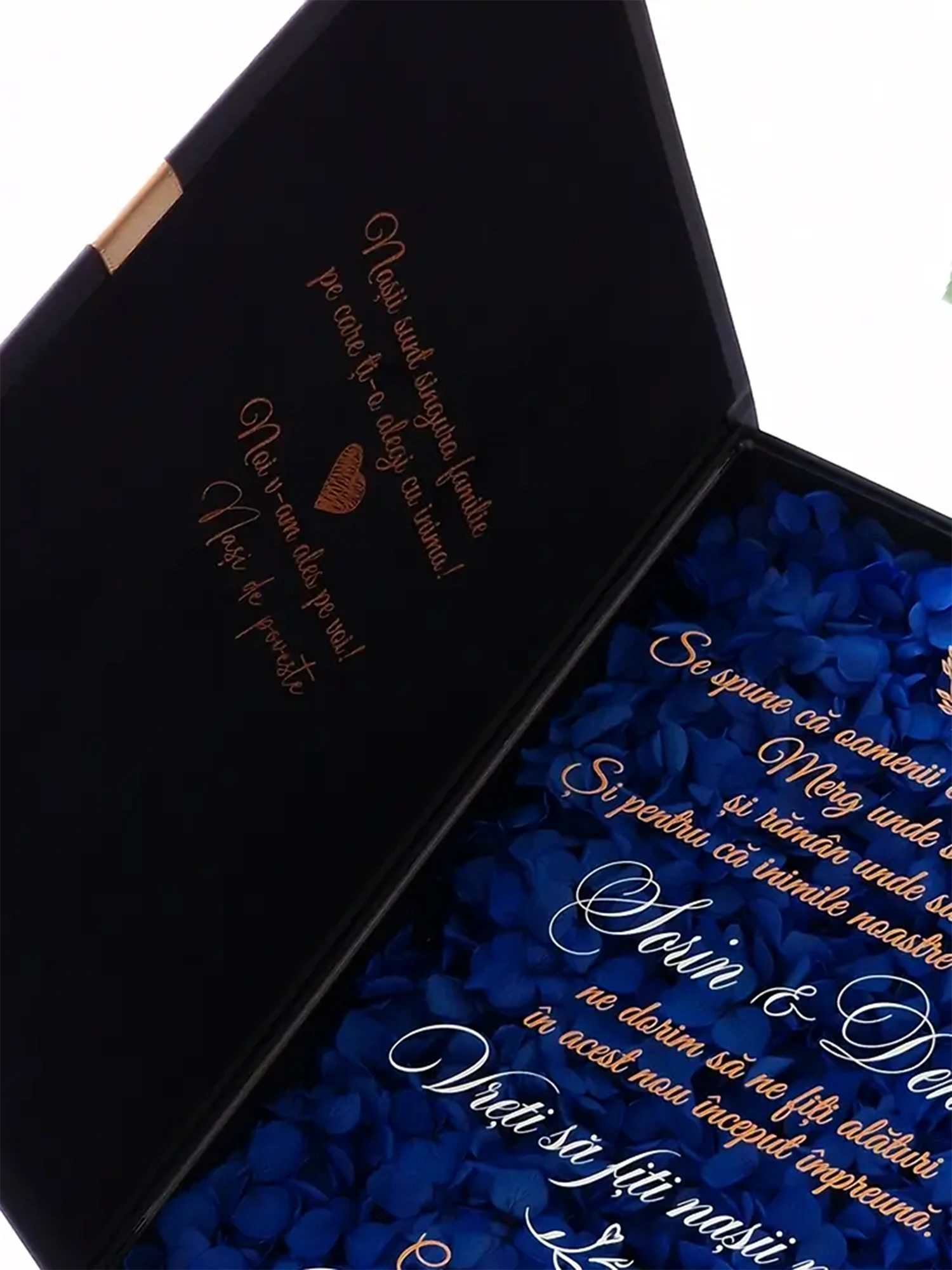 Black Couture Majesté Speciale No.2, cutie in editie speciala pentru cererea nasilor de cununie, decorata cu hortensie criogenata si catifea premium