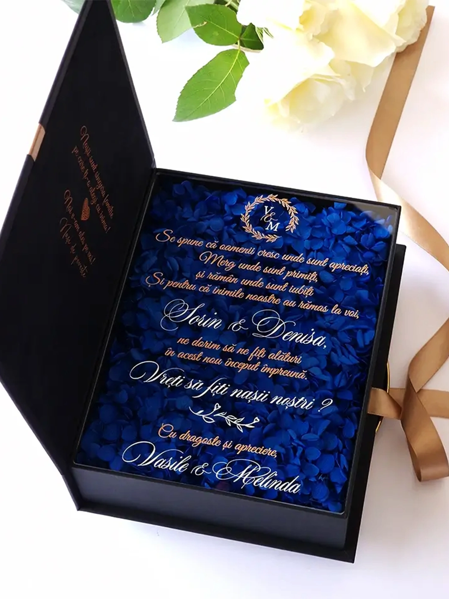 Black Couture Majesté Speciale No.2, cutie in editie speciala pentru cererea nasilor de cununie, decorata cu hortensie criogenata si catifea premium