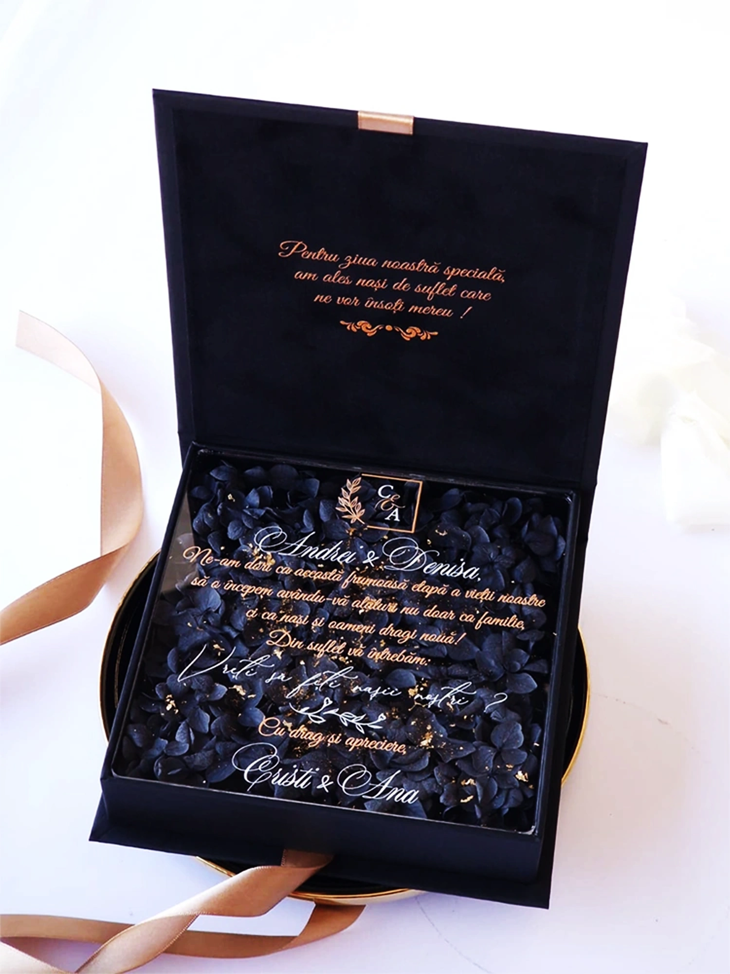 Cutie cerere nasi de cununie in editie limitata decorata cu hortensie neagra si foita de aur 24k