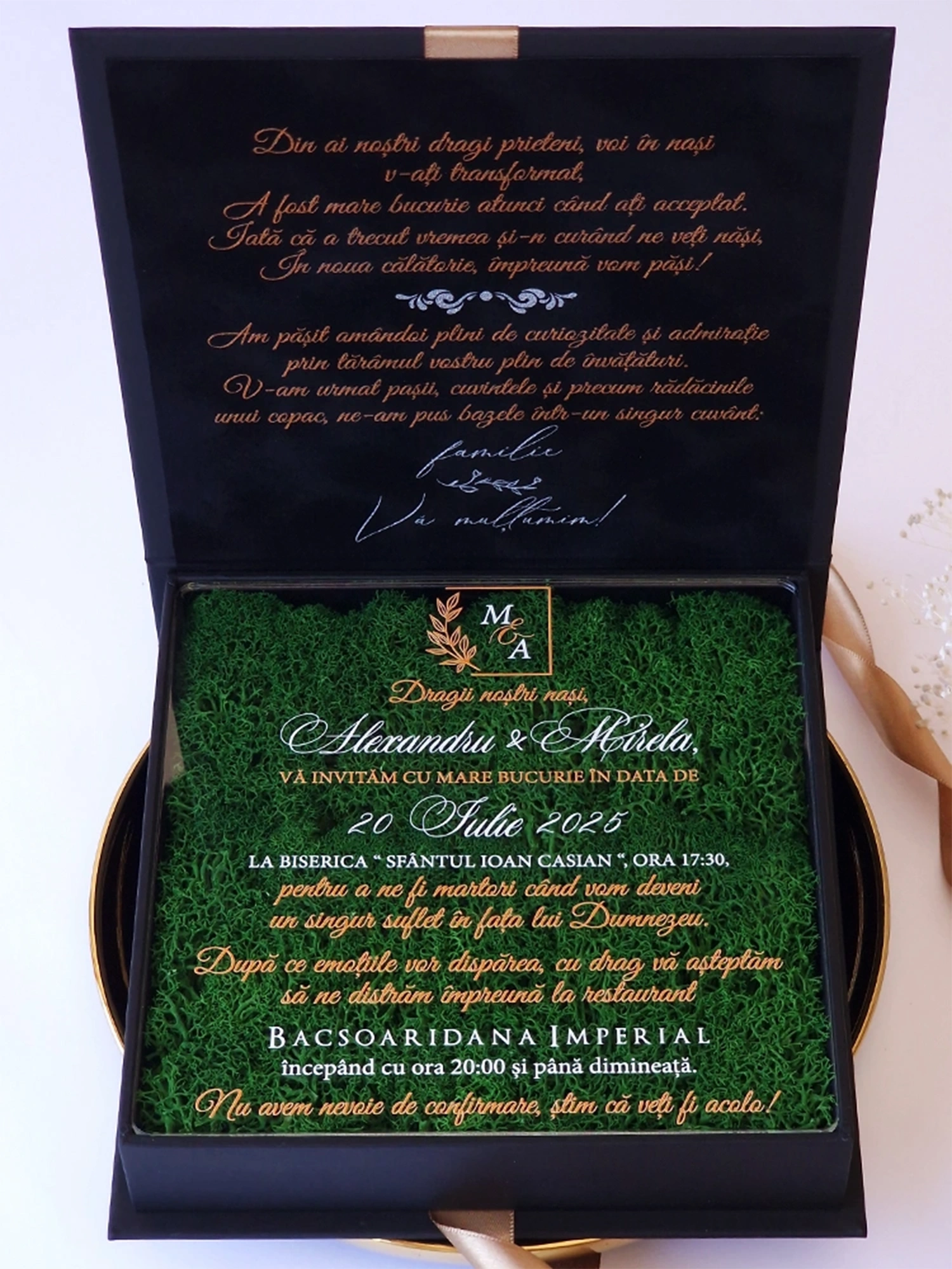 Cutie luxury pentru invitatia de nunta, realizata manual cu interior din catifea premium de la celebra casa Prelle si decorat cu licheni stabilizati Verdissimo.