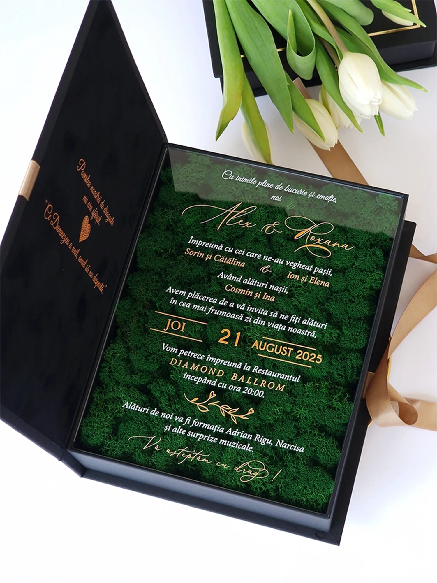 Cutie luxury pentru invitatia de nunta, realizata manual cu interior din catifea premium de la celebra casa Prelle si decorat cu licheni stabilizati Verdissimo.