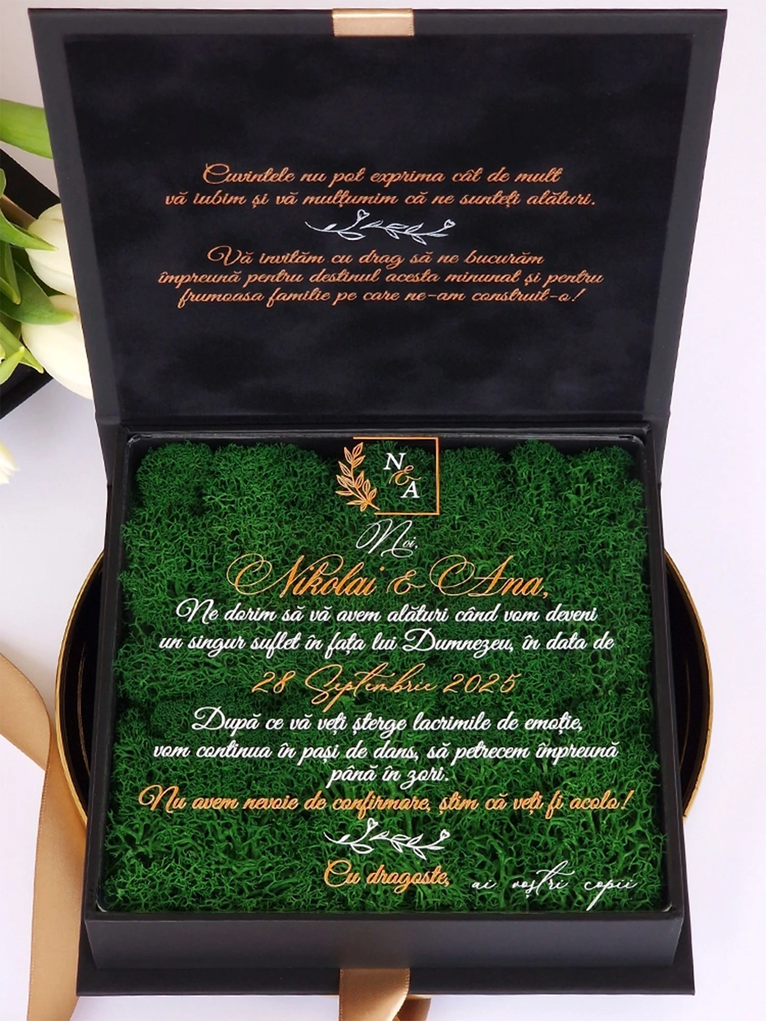 Cutie luxury pentru invitatia de nunta, realizata manual cu interior din catifea premium de la celebra casa Prelle si decorat cu licheni stabilizati Verdissimo.