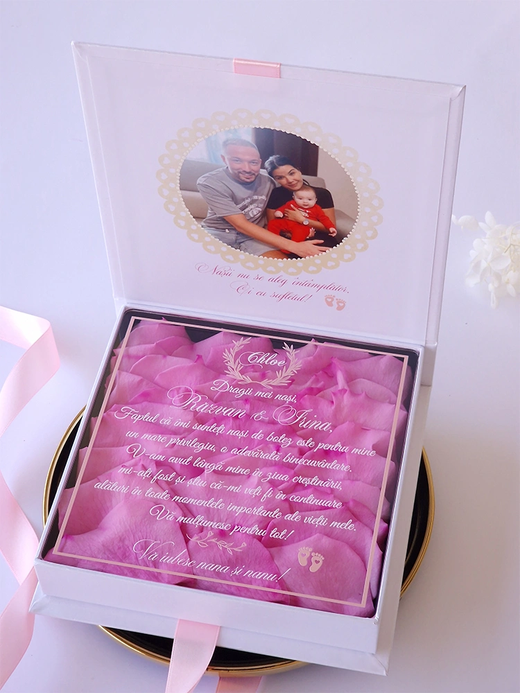Cutie multumire nasi de botez cu petale de trandafir Cutie multumire nasi de botez cu petale de trandafir